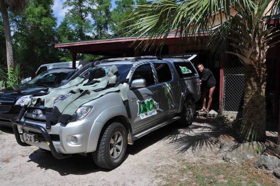 Roupas secam no capô da Fiona na nossa pousada em Peacock, na Flórida, nos Estados Unidos